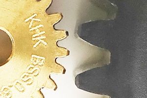 模數0.8（左）和模數2（右）的齒大小的對比